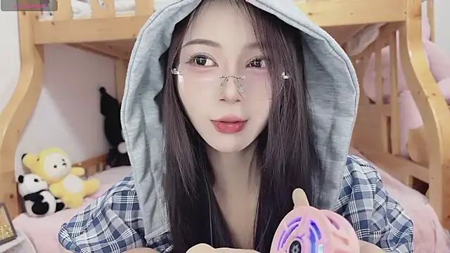 Snapshot of Sue101010 chatting on October 12, 2025, 1:01 pm Sue101010 online show from October 12, 2025, 1:01 pm