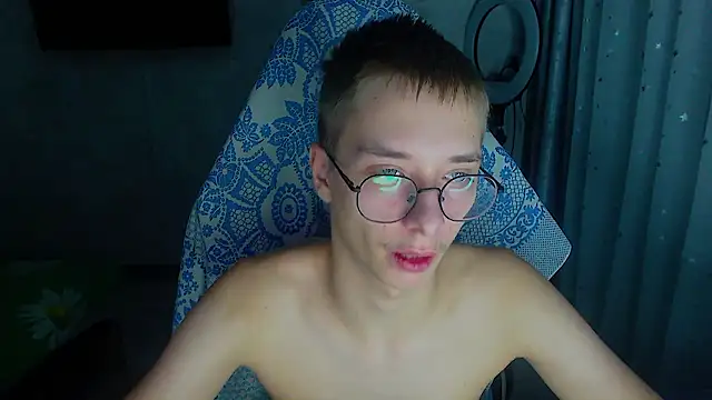 glasses cat online show from February 14, 2026, 11:27 pm