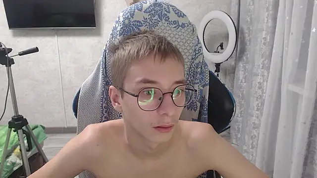 glasses cat online show from March 2, 2026, 7:43 pm