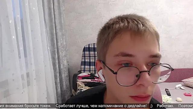 Snapshot of glasses_cat chatting on October 15, 2025, 4:44 am glasses cat online show from October 15, 2025, 4:44 am