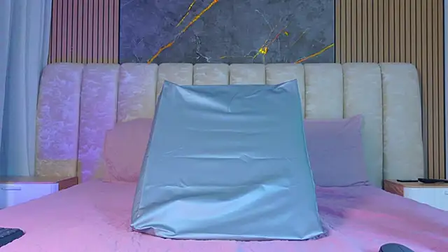 mia scot online show from February 5, 2026, 12:01 pm