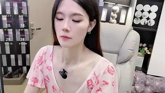 Snapshot of Yueyue-MM chatting on December 4, 2025, 2:49 pm Yueyue-MM online show from December 4, 2025, 2:49 pm