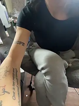 Snapshot of d3luluxx chatting on November 15, 2025, 8:35 pm d3luluxx online show from November 15, 2025, 8:35 pm