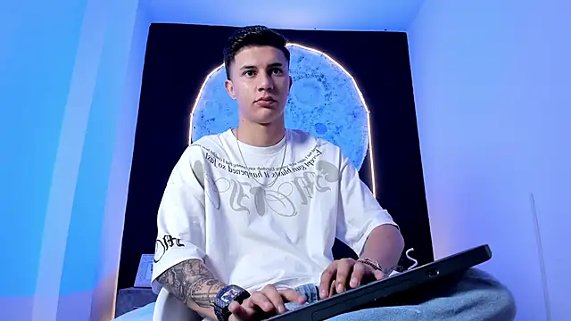 liaamsmiith  online show from October 28, 2025, 12:15 pm