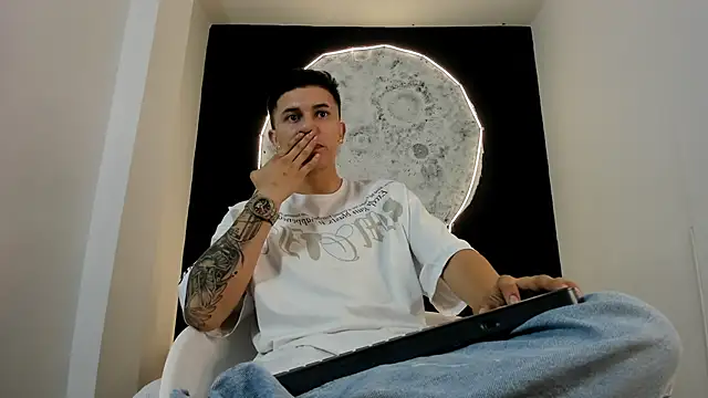 liaamsmiith  online show from October 22, 2025, 12:04 pm