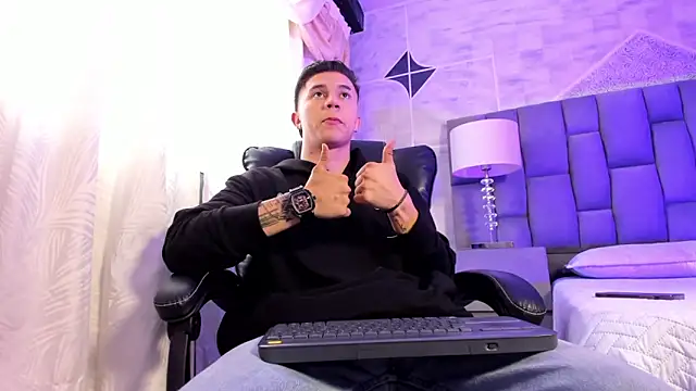 liaamsmiith  online show from October 6, 2025, 12:28 pm