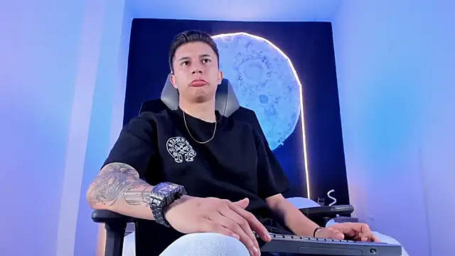 liaamsmiith  online show from November 9, 2025, 12:09 pm