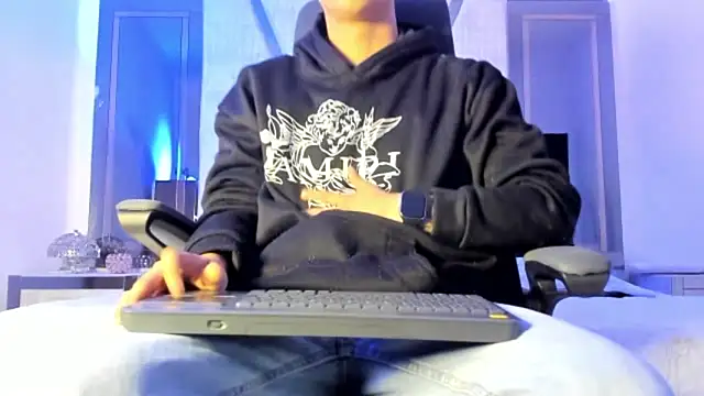 liaamsmiith  online show from September 15, 2025, 12:16 pm