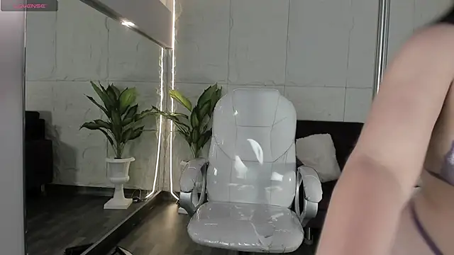 Snapshot of AariaLove chatting on November 26, 2025, 10:32 pm AariaLove online show from November 26, 2025, 10:32 pm