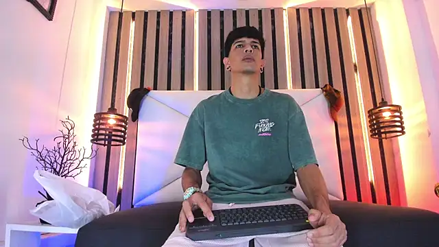Snapshot of Franvill_Trato chatting on December 19, 2025, 7:49 pm Franvill Trato online show from December 19, 2025, 7:49 pm