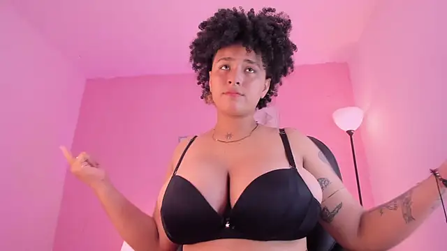 Snapshot of LiaaMoretzz chatting on September 25, 2025, 11:55 pm LiaaMoretzz online show from September 25, 2025, 11:55 pm