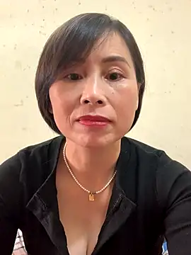 Snapshot of Hello_Linchii chatting on October 17, 2025, 4:27 am Hello Linchii online show from October 17, 2025, 4:27 am