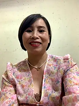 Snapshot of Hello_Linchii chatting on October 15, 2025, 4:15 pm Hello Linchii online show from October 15, 2025, 4:15 pm