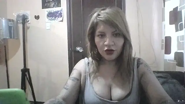 Snapshot of Isisflame chatting on December 17, 2025, 10:59 pm Isisflame online show from December 17, 2025, 10:59 pm