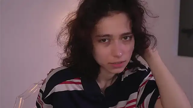 MimiLicks online show from December 4, 2025, 8:24 am