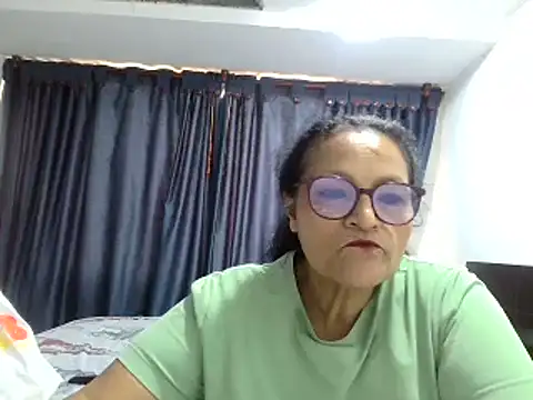 Snapshot of _Cristal chatting on November 13, 2025, 6:12 pm Cristal online show from November 13, 2025, 6:12 pm