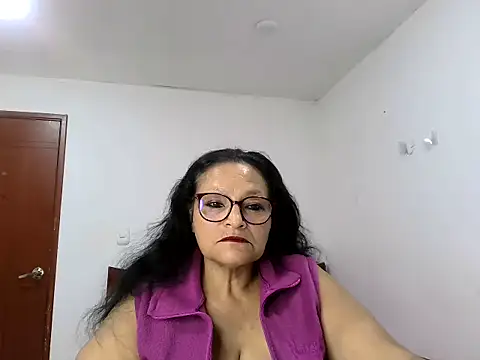 Snapshot of _Cristal chatting on November 6, 2025, 8:13 pm Cristal online show from November 6, 2025, 8:13 pm