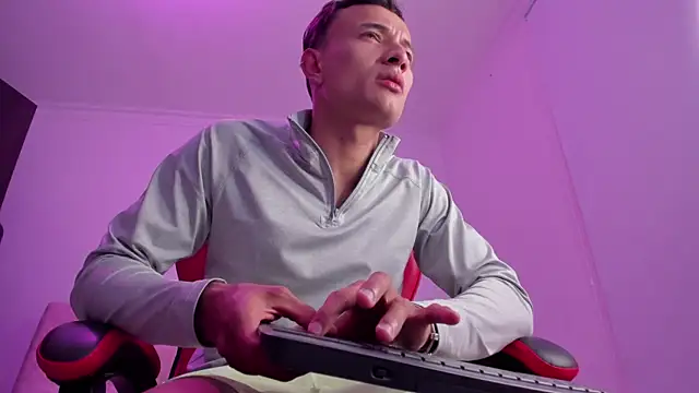 Snapshot of DavisFirb chatting on April 14, 2026, 3:11 am DavisFirb online show from April 14, 2026, 3:11 am