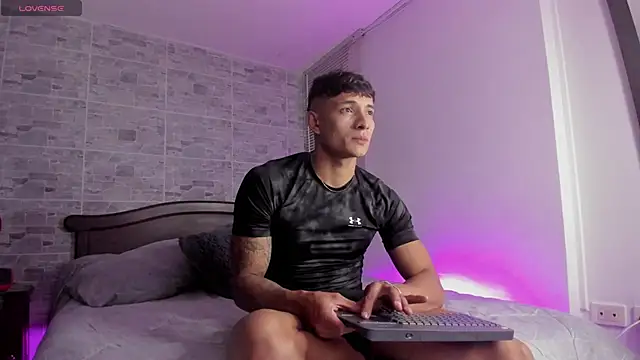 Snapshot of DavisFirb chatting on December 3, 2025, 2:23 am DavisFirb online show from December 3, 2025, 2:23 am