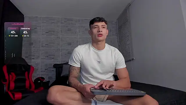 Snapshot of DavisFirb chatting on February 3, 2026, 1:05 pm DavisFirb online show from February 3, 2026, 1:05 pm