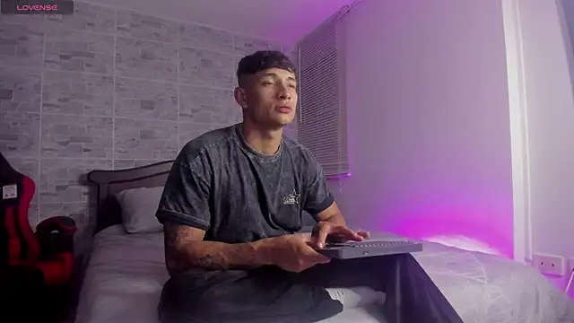 Snapshot of DavisFirb chatting on December 5, 2025, 2:32 am DavisFirb online show from December 5, 2025, 2:32 am