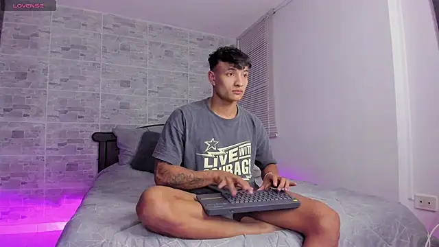 Snapshot of DavisFirb chatting on November 3, 2025, 1:22 am DavisFirb online show from November 3, 2025, 1:22 am