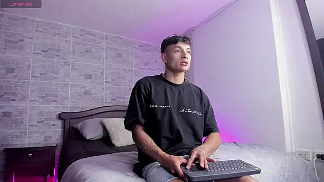 Snapshot of DavisFirb chatting on November 24, 2025, 1:05 am DavisFirb online show from November 24, 2025, 1:05 am