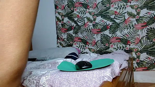 smallkarlakarla online show from February 17, 2026, 11:46 pm