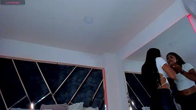 SusanaHenao online show from November 18, 2025, 7:06 pm