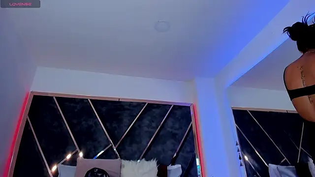 SusanaHenao online show from October 30, 2025, 6:49 pm