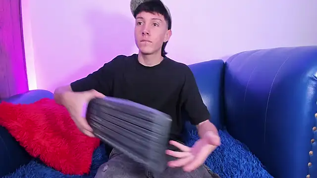 LittleDanny  online show from April 22, 2026, 2:35 pm