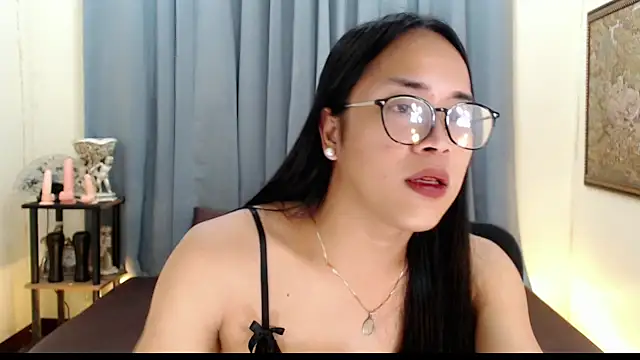 Snapshot of Lessandra_Lust chatting on December 14, 2025, 12:17 am Lessandra Lust online show from December 14, 2025, 12:17 am