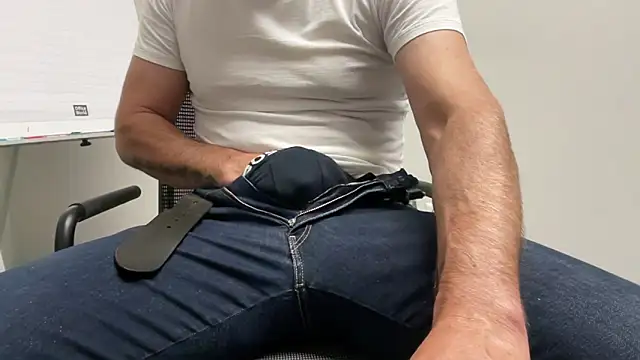 Snapshot of harrys74 chatting on October 21, 2025, 1:54 pm harrys74 online show from October 21, 2025, 1:54 pm