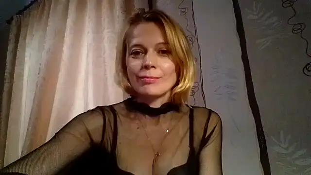 LiluXRose online show from October 15, 2025, 9:50 am