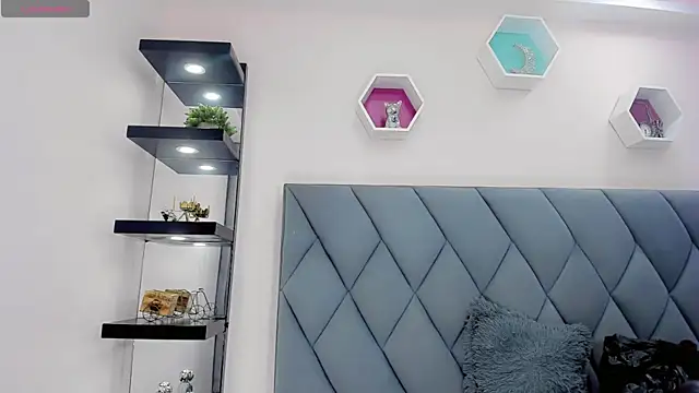 Snapshot of Amira_Ember chatting on November 6, 2025, 3:32 am Amira Ember online show from November 6, 2025, 3:32 am