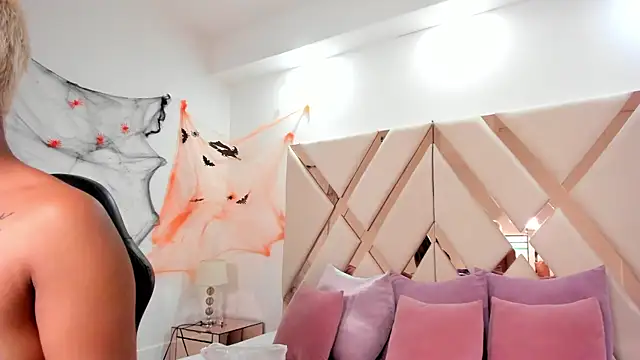 Snapshot of cloemorwen chatting on October 31, 2025, 9:54 pm cloemorwen online show from October 31, 2025, 9:54 pm