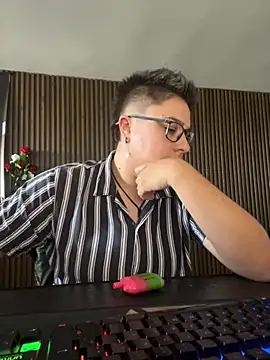 Snapshot of IanGilbert chatting on December 1, 2025, 5:36 pm IanGilbert online show from December 1, 2025, 5:36 pm