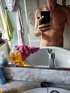 Ericketaurore online show from September 16, 2025, 9:43 am