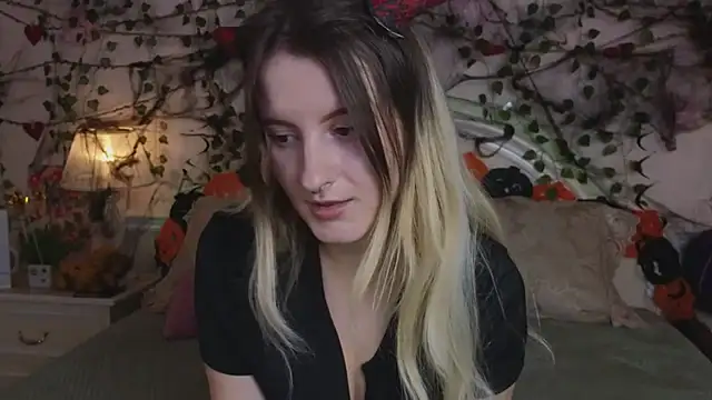 Snapshot of Sonia_Meow chatting on October 25, 2025, 6:01 am Sonia Meow online show from October 25, 2025, 6:01 am