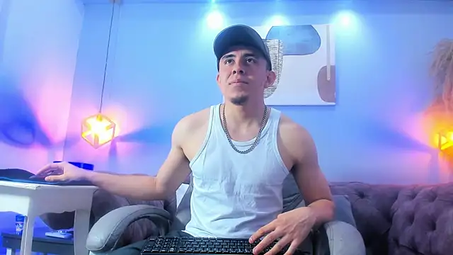 Snapshot of Eross_Santy chatting on July 8, 2026, 7:25 pm Eross Santy online show from July 8, 2026, 7:25 pm