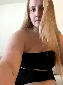 Snapshot of young_hailey chatting on October 17, 2025, 7:55 am young hailey online show from October 17, 2025, 7:55 am