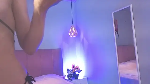 ela petit online show from November 21, 2025, 8:52 pm