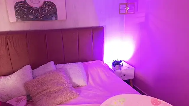 ela petit online show from November 25, 2025, 9:26 pm