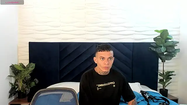 Snapshot of MrJustin_ chatting on December 5, 2025, 8:06 pm MrJustin online show from December 5, 2025, 8:06 pm