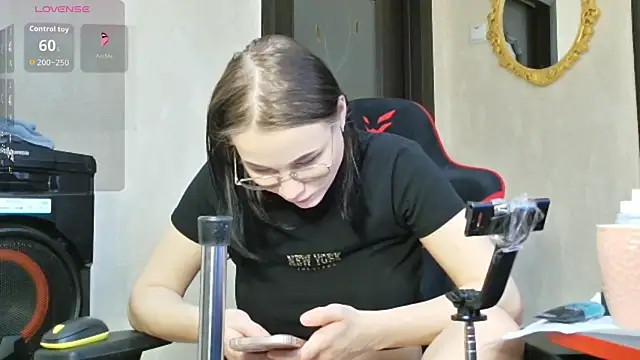 PrettyMegan online show from December 3, 2025, 12:04 pm