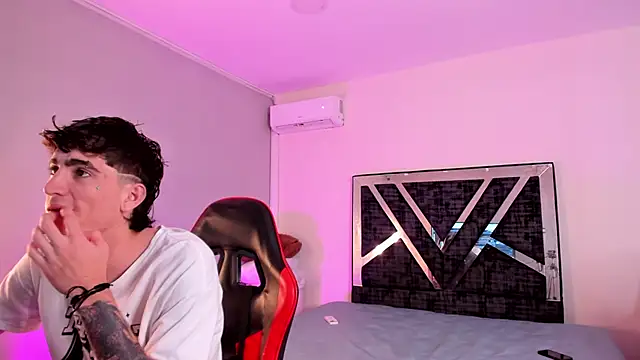 Snapshot of Handsomeboyss19 chatting on February 21, 2026, 4:03 am Handsomeboyss19 online show from February 21, 2026, 4:03 am