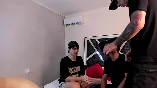 Snapshot of Handsomeboyss19 chatting on October 8, 2025, 2:24 am Handsomeboyss19 online show from October 8, 2025, 2:24 am