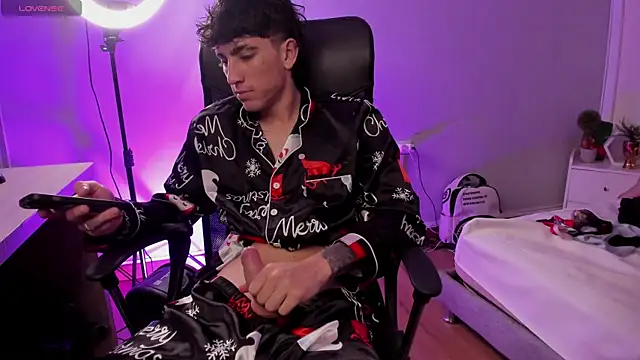 Snapshot of Handsomeboyss19 chatting on December 17, 2025, 2:05 am Handsomeboyss19 online show from December 17, 2025, 2:05 am