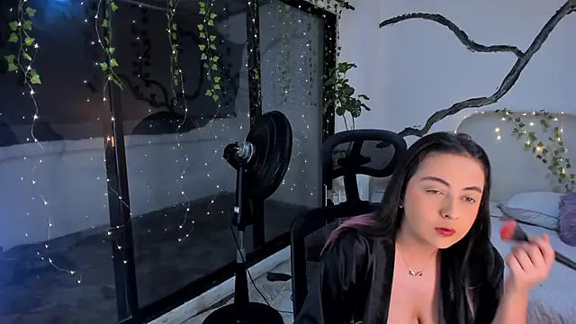 Snapshot of SarahCastro1_ chatting on November 19, 2025, 5:29 am SarahCastro1 online show from November 19, 2025, 5:29 am