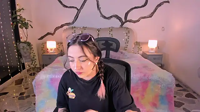 Snapshot of SarahCastro1_ chatting on November 25, 2025, 4:35 am SarahCastro1 online show from November 25, 2025, 4:35 am